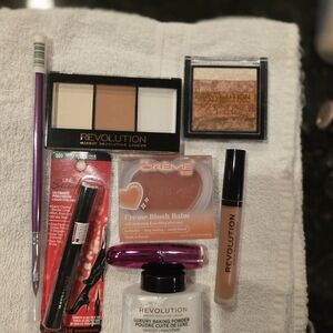 Revolution Makeup Set with Gold and Cream Shades